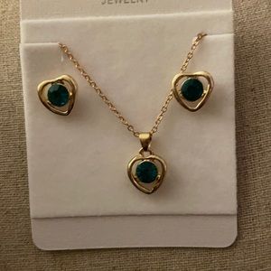 NEW Simulated Emerald Crystal gold tone jewelry set 16 in with 2 in extension